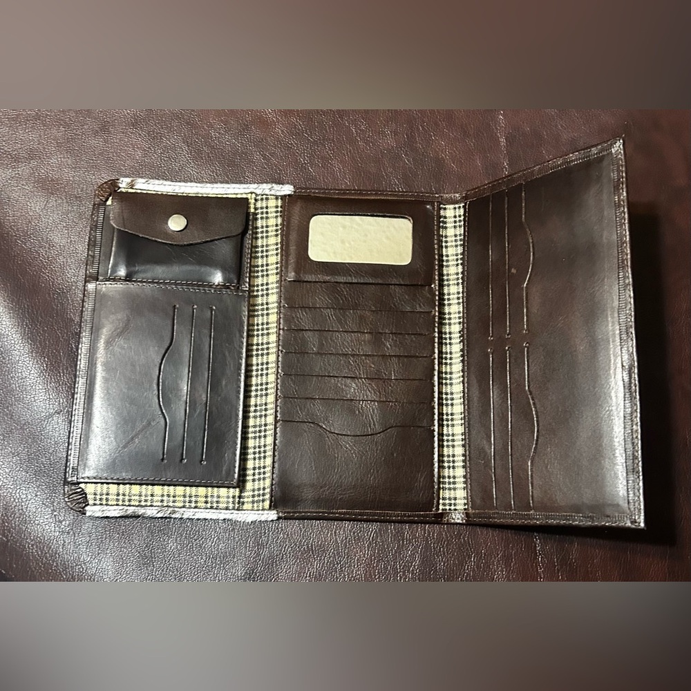 GOYAZES Brown and White Wallet with Elegant Two-Tone Western Design - Picture 3 of 6